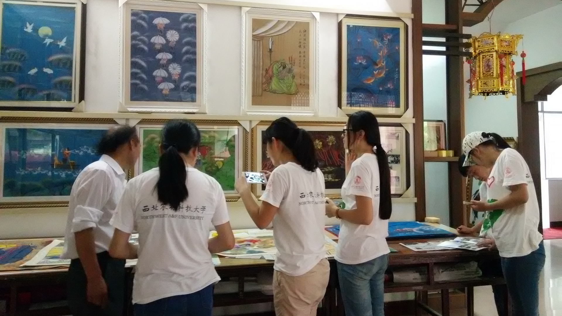 张青义为团队成员讲画