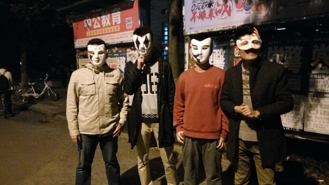 员工荧光夜跑合影留念