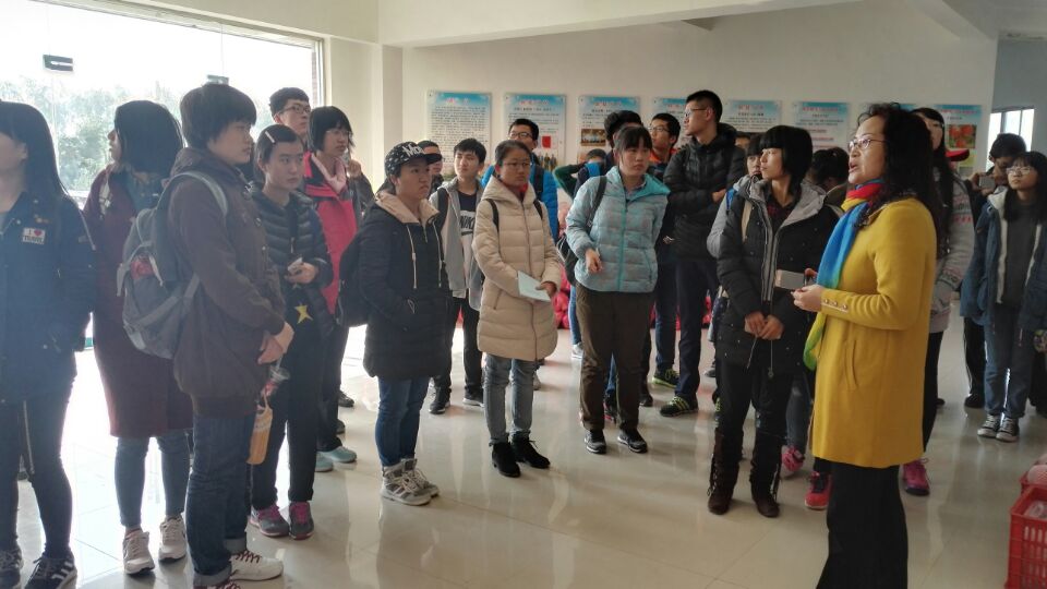 公司员工赴白水苹果试验站开展基地教学实习
