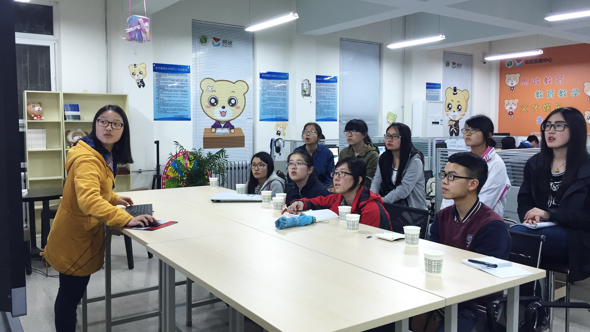 公司师生在易班工作站参观学习