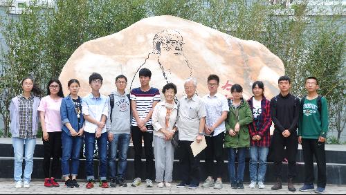 于子桥经理和右任学子合影