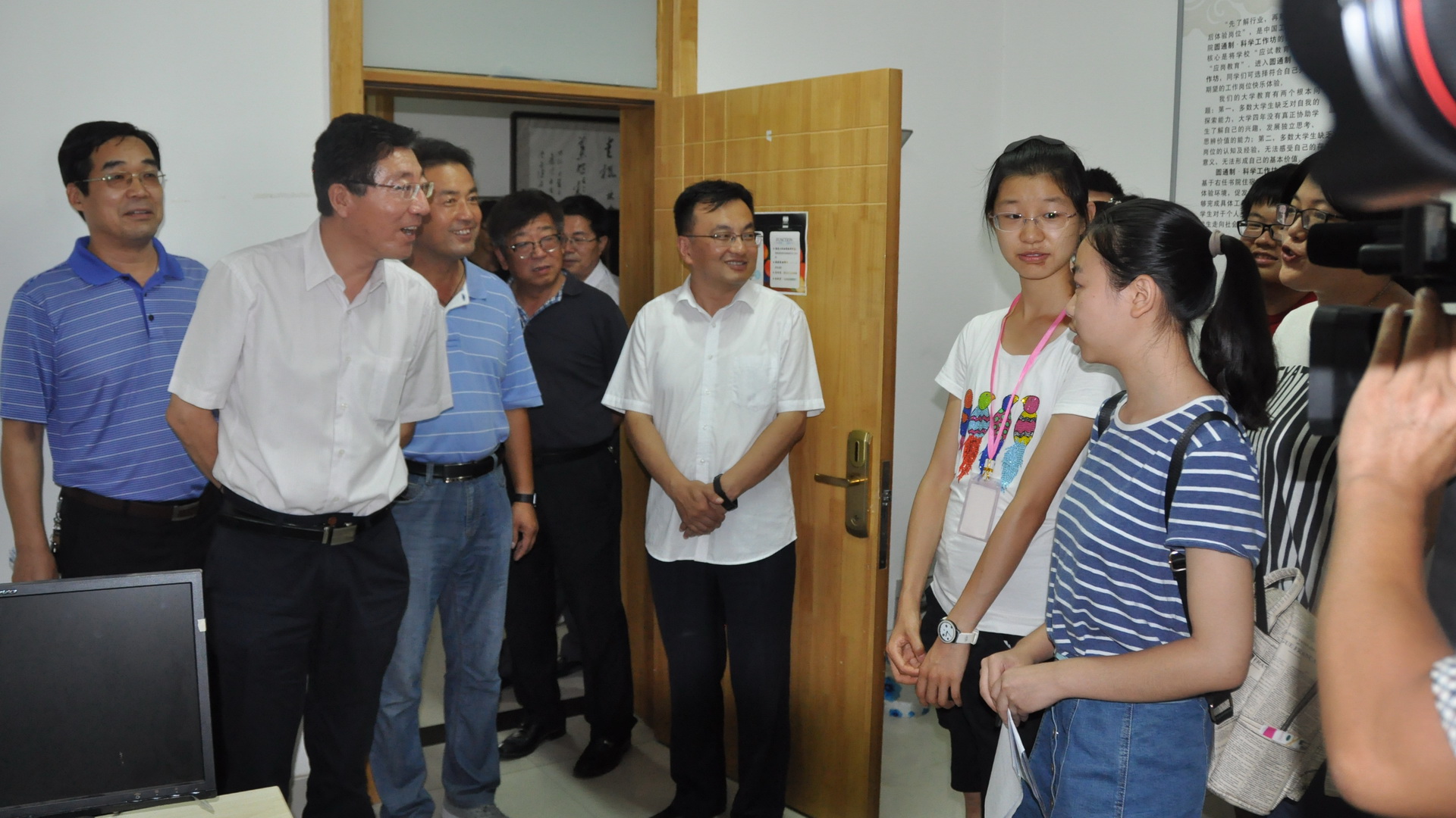 孙其信董事长与同学们交谈