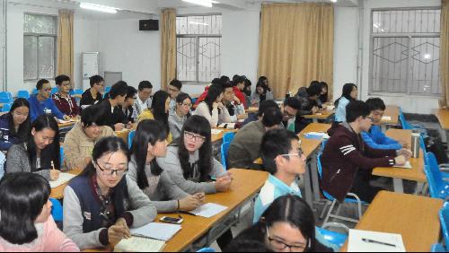 同学们讨论问题热烈