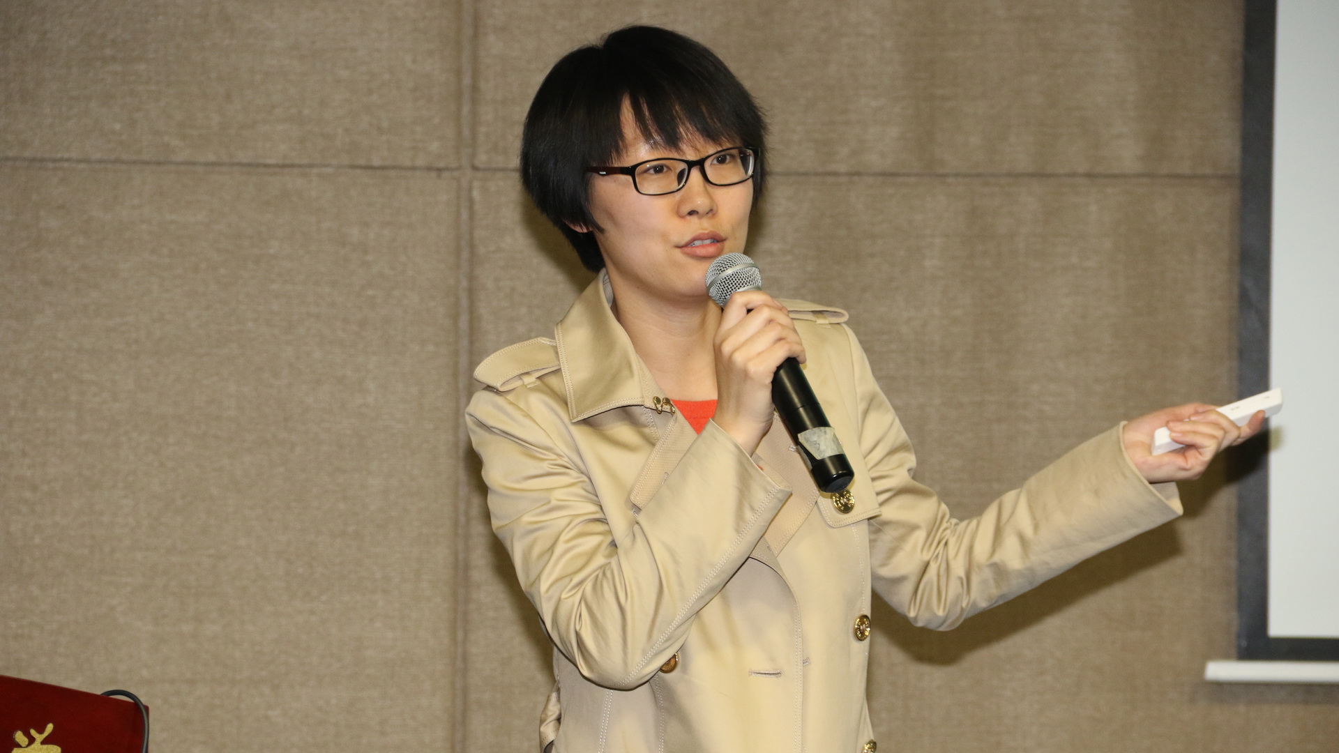陈莹莹老师作英国高校教学模式及启示报告