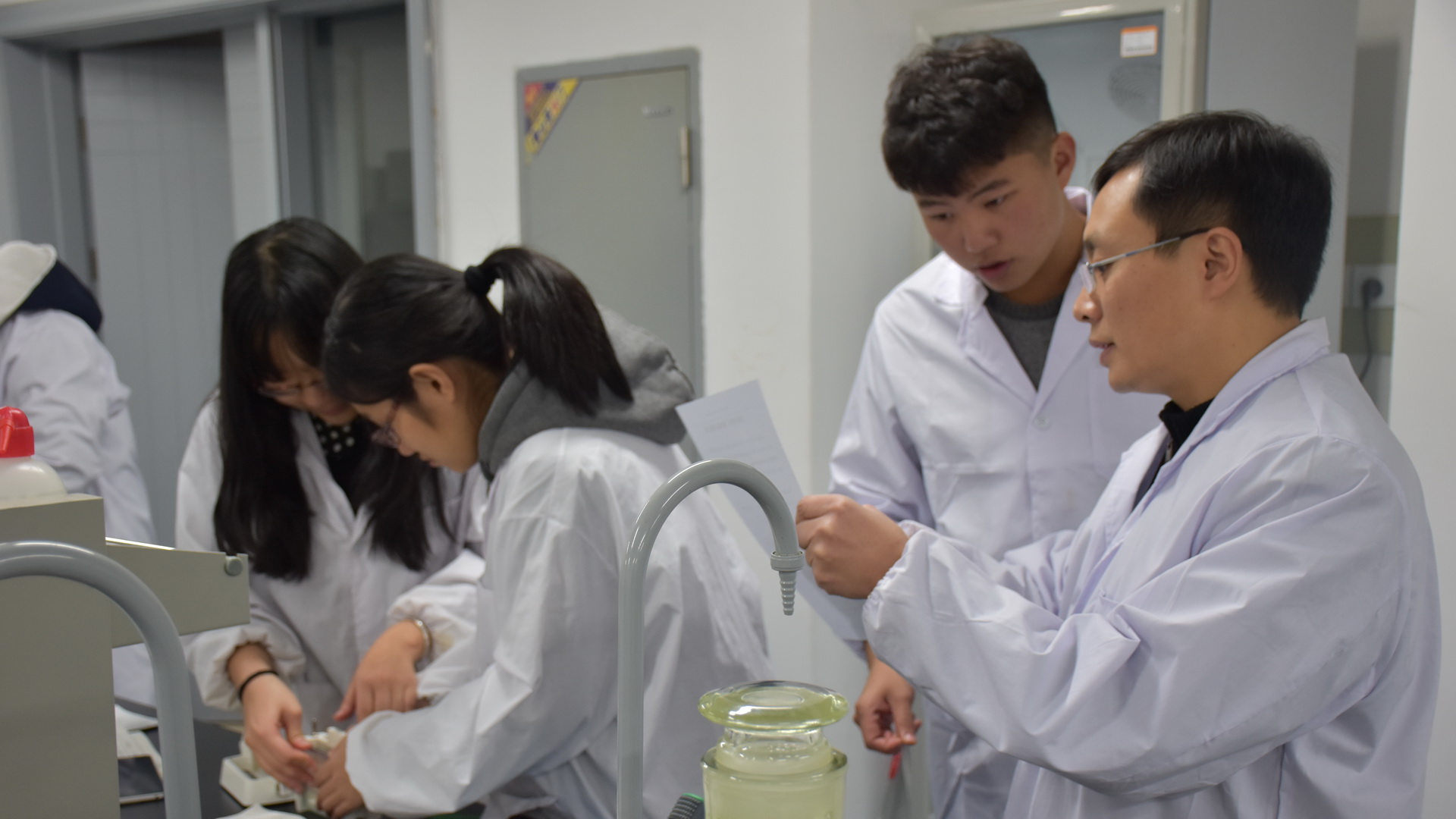 肖亮老师指导员工开展生物化学实验