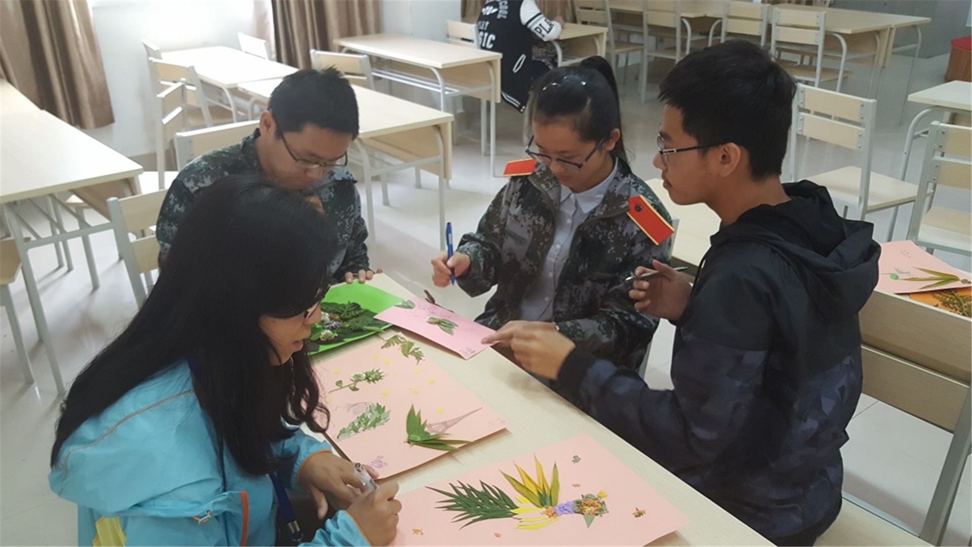 老师和员工代表为参赛作品打分