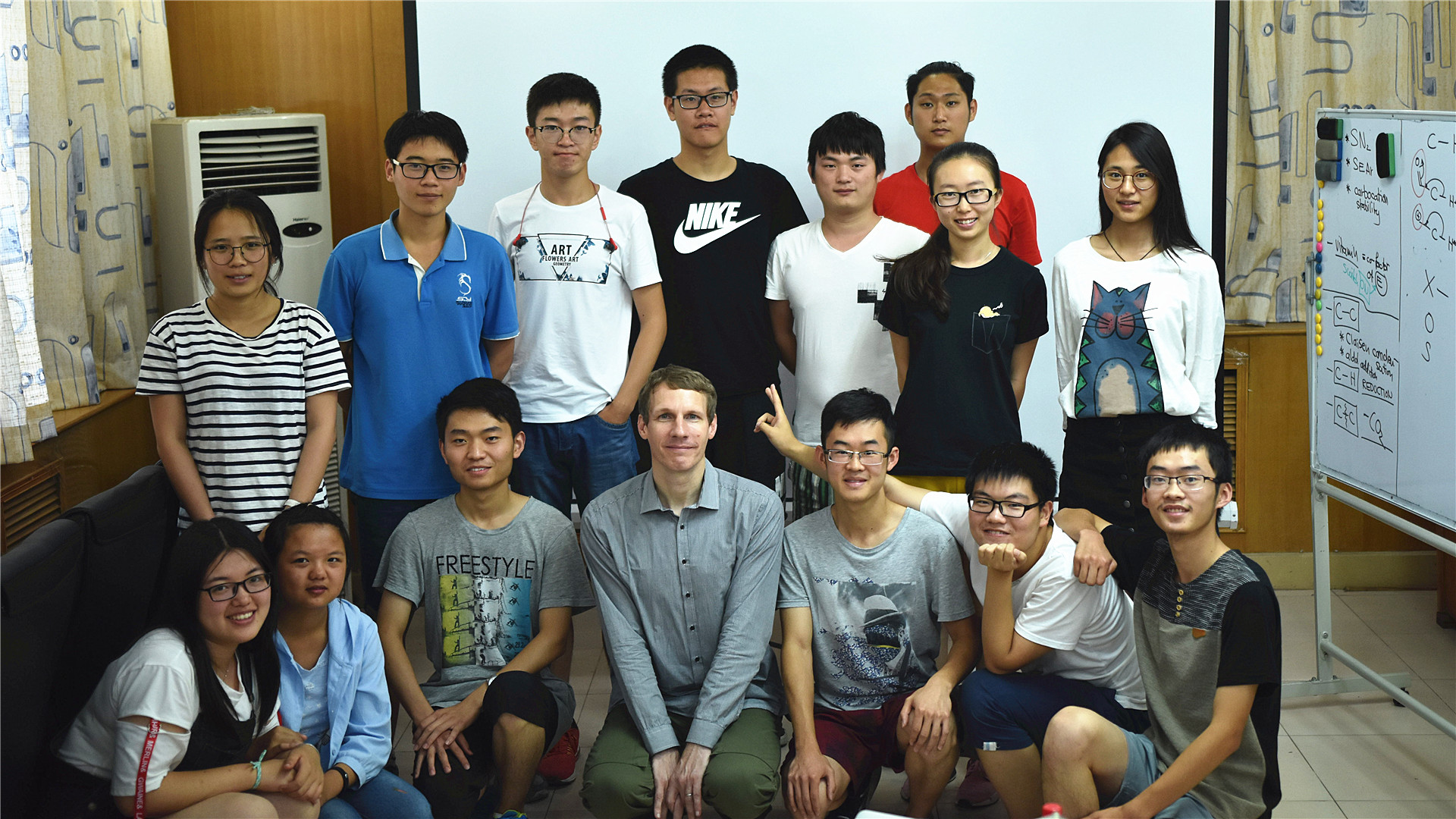 英国爱丁堡大学教师Uwe Schneider和部分员工合影 