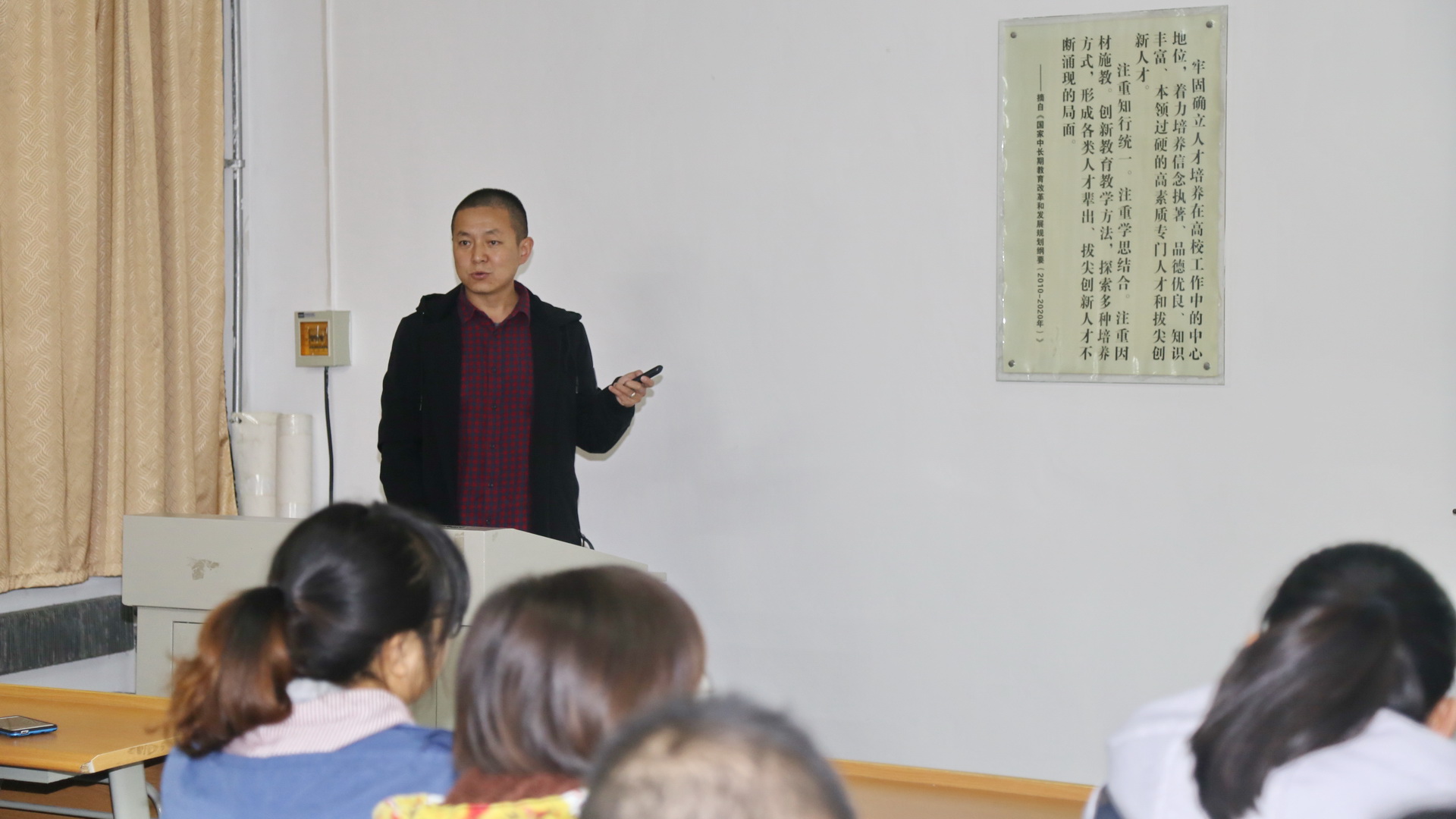 植保公司王敦教授为公司2016级员工带来题为“昆虫病原微生物与昆虫药物”的学术报告
