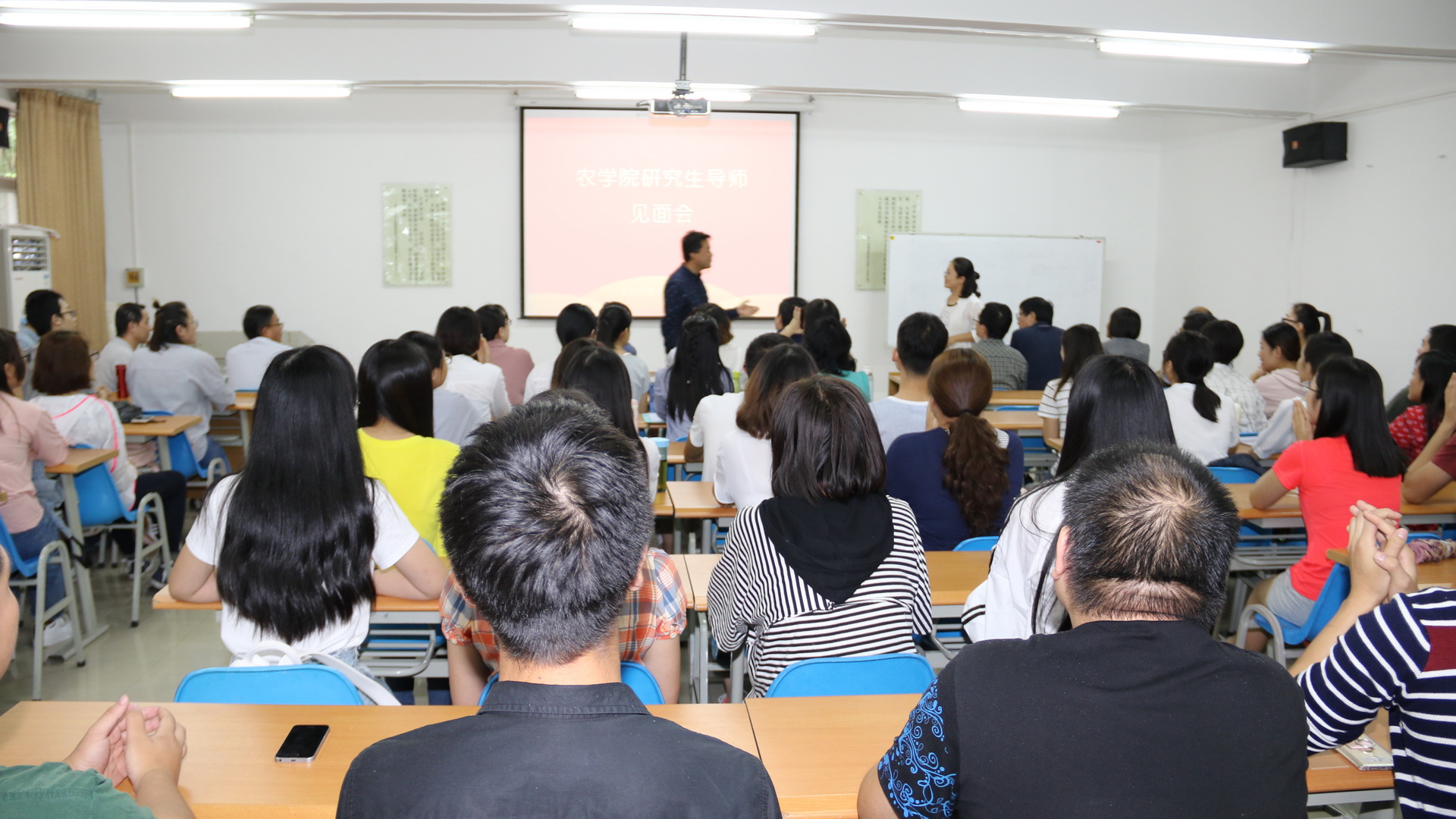 欧经理欢迎农学专家莅临公司
