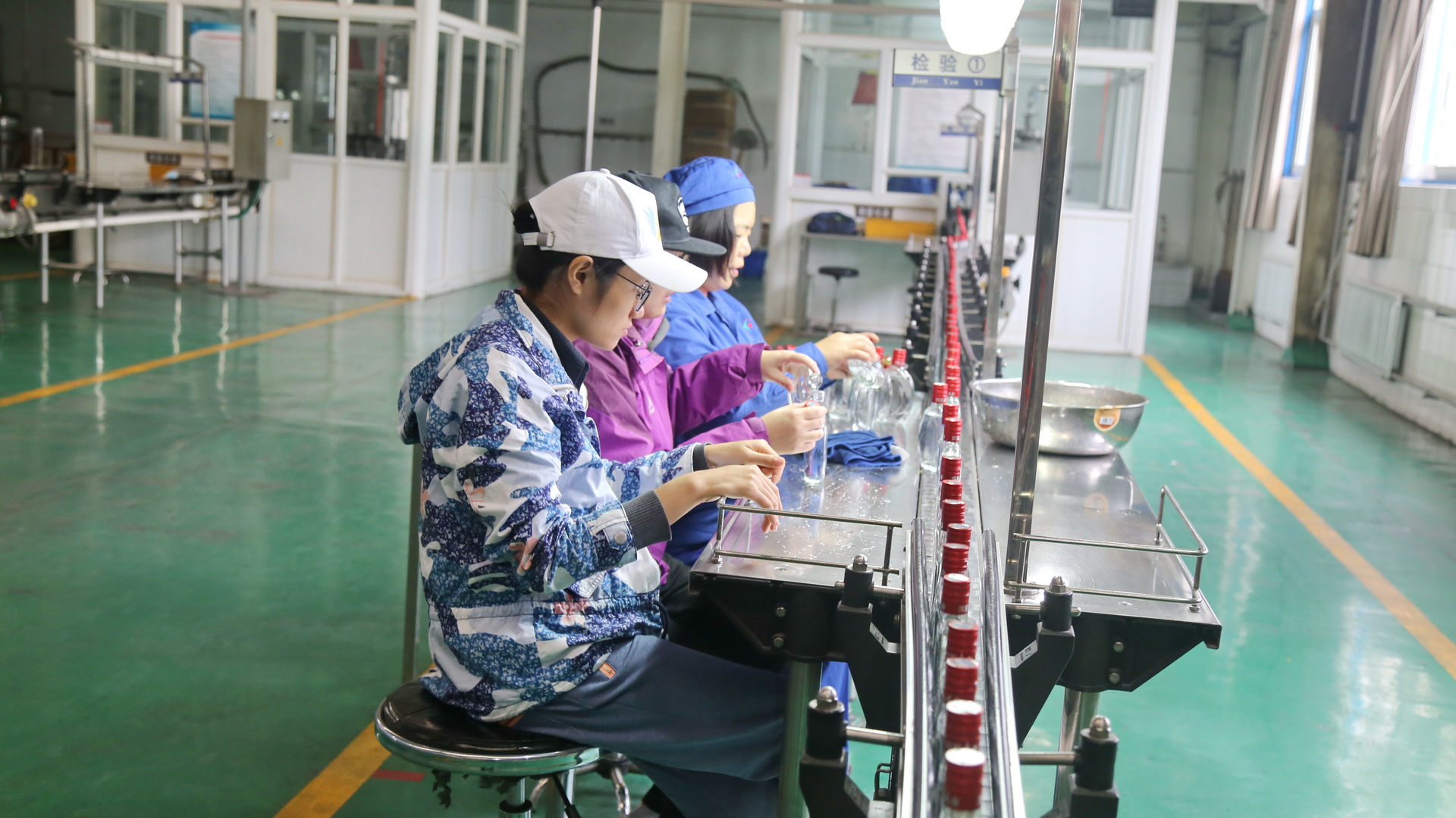 公司员工在太白酒厂进行生产实习