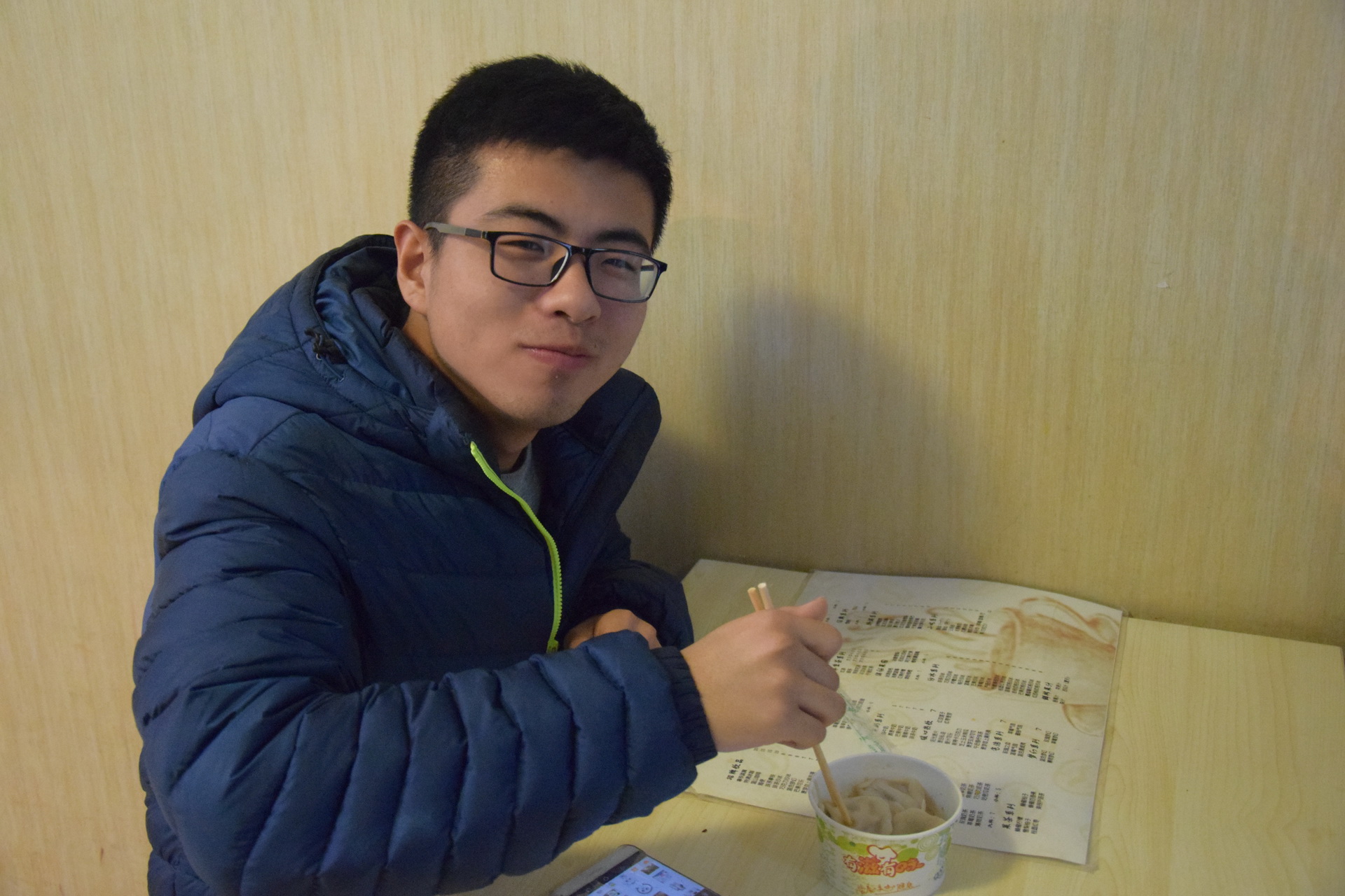 员工品尝饺子