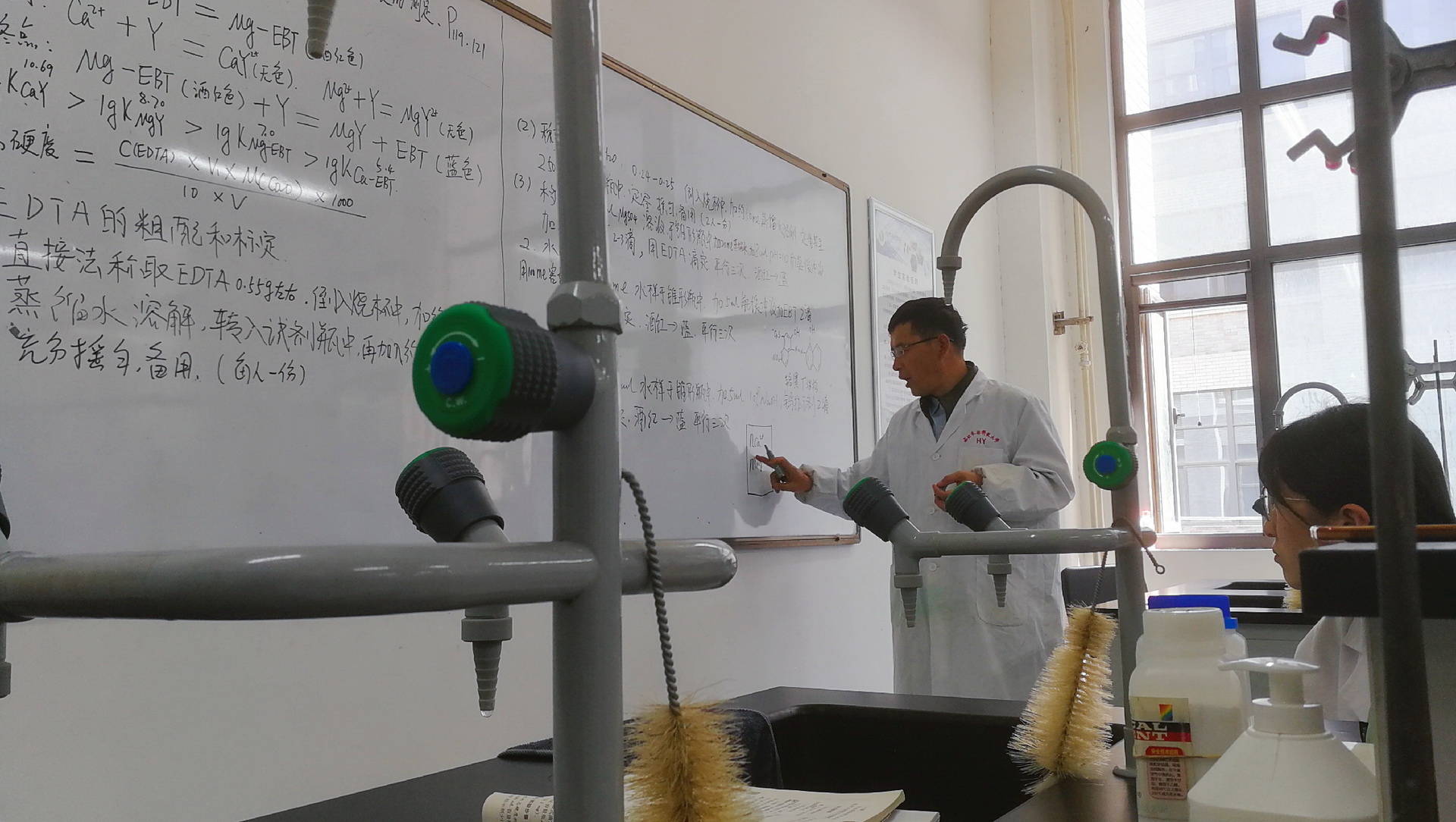 创新公司生技基地1703班《无机及分析化学实验》课堂讲授