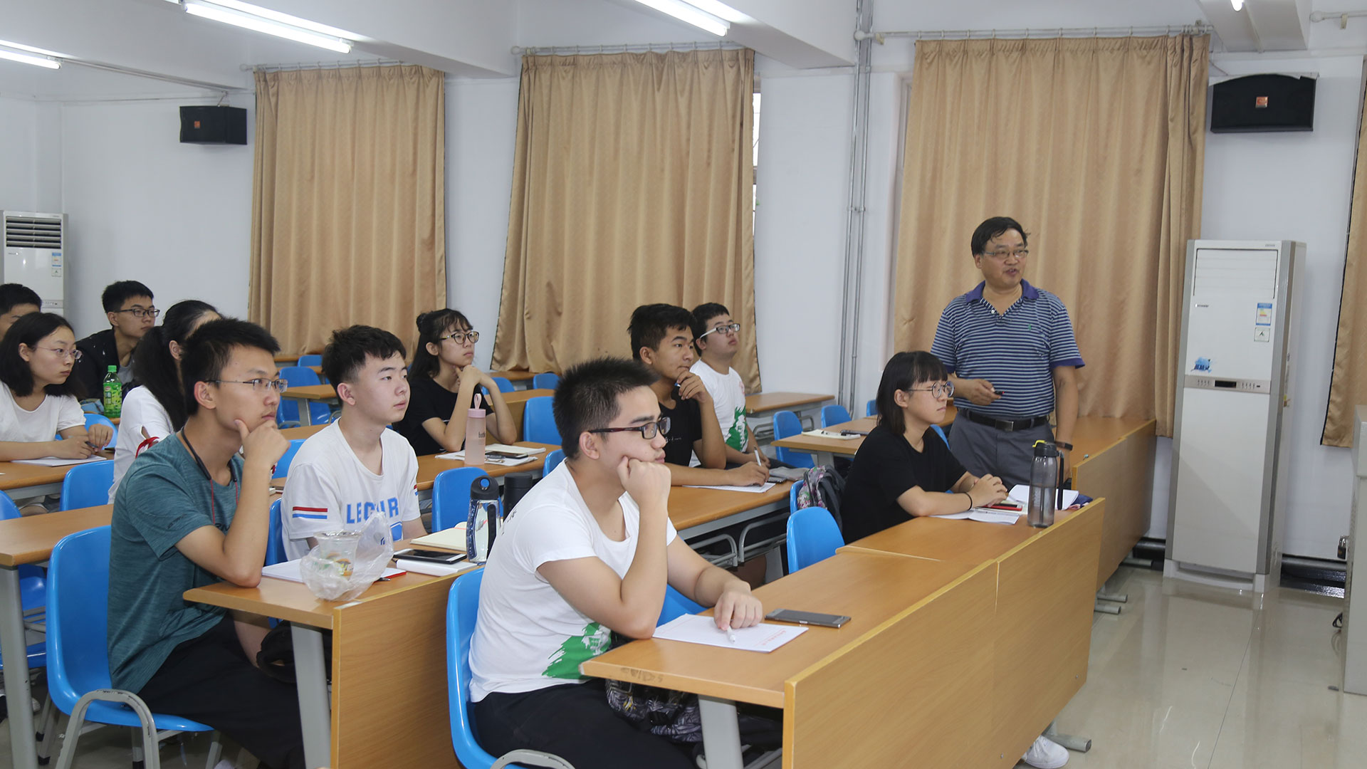 美国新墨西哥州立大学王通会教授在创新公司讲数学与统计欣赏课程