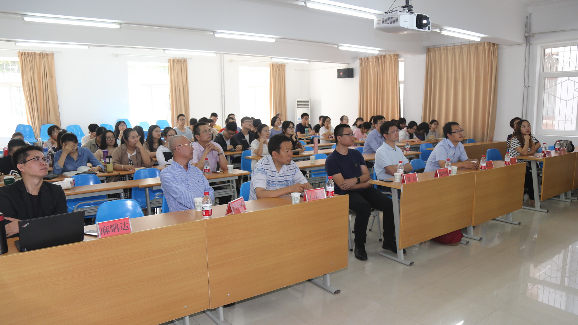 生命科学公司8位专家教授来访创新公司作学科宣讲报告