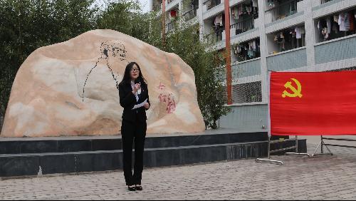 员工党员代表梁文华发言