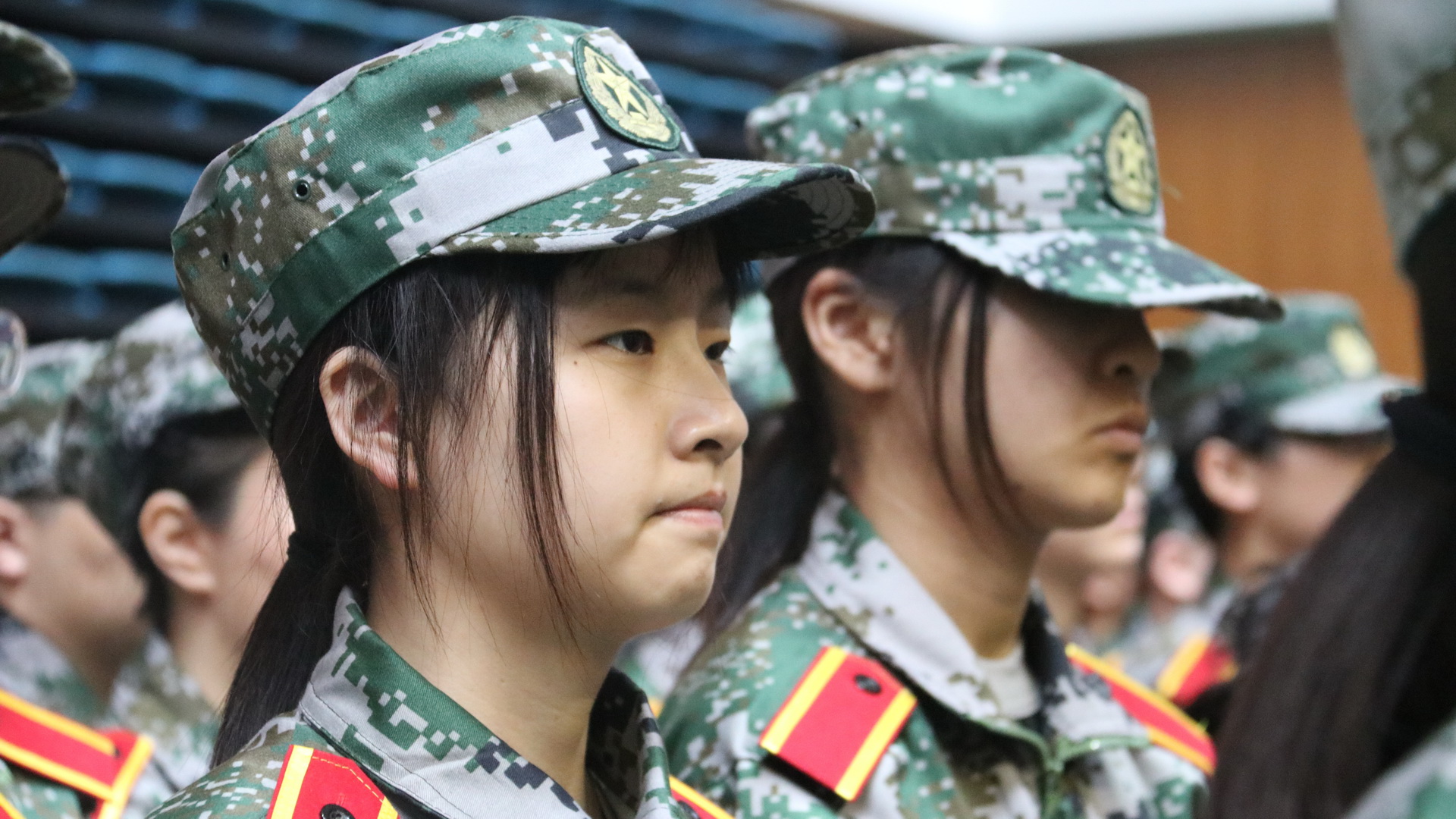 同学们认真聆听讲话