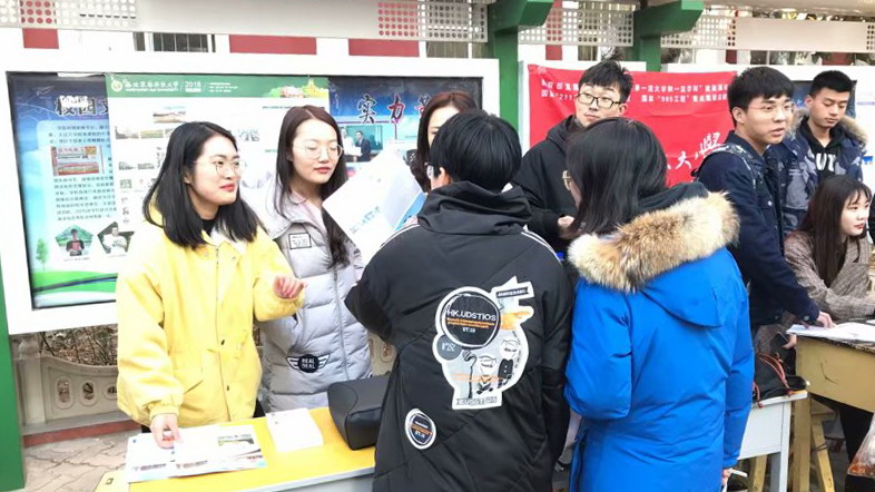队员们为学弟学妹答疑解惑