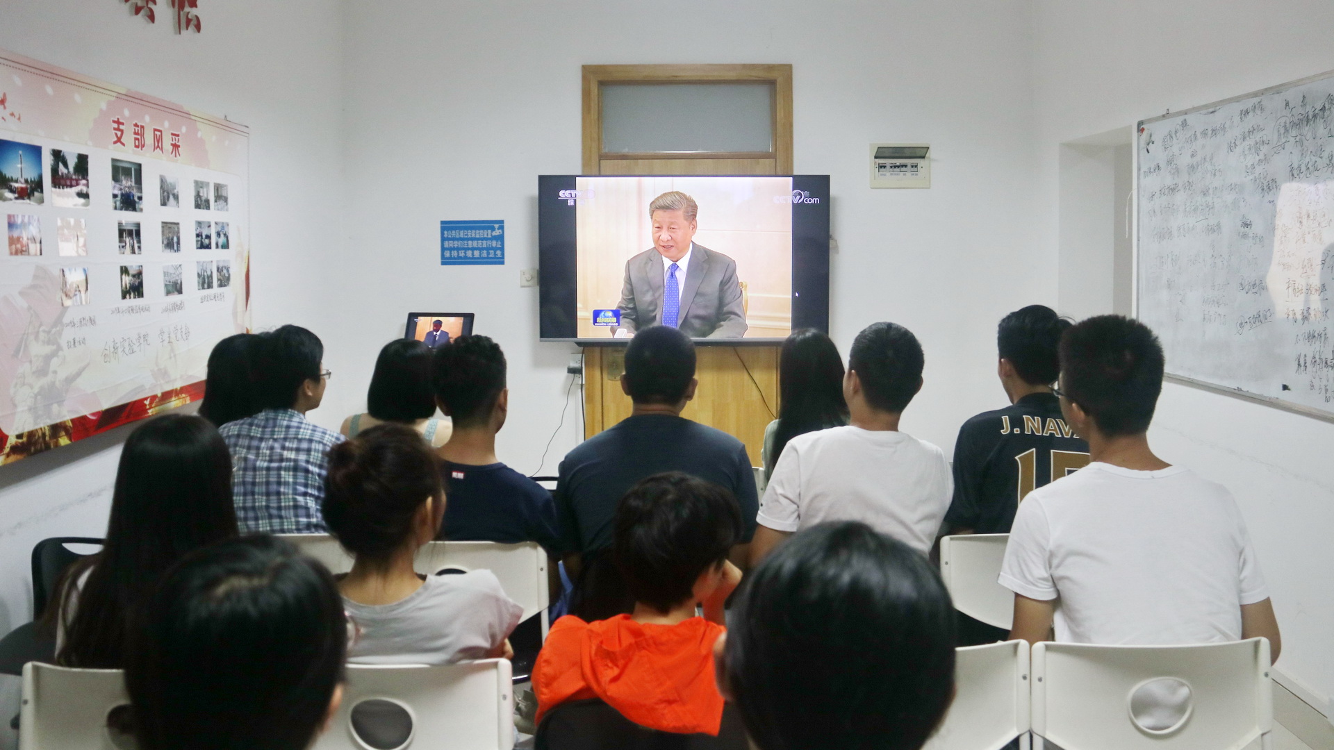 公司组织观看《新闻联播》