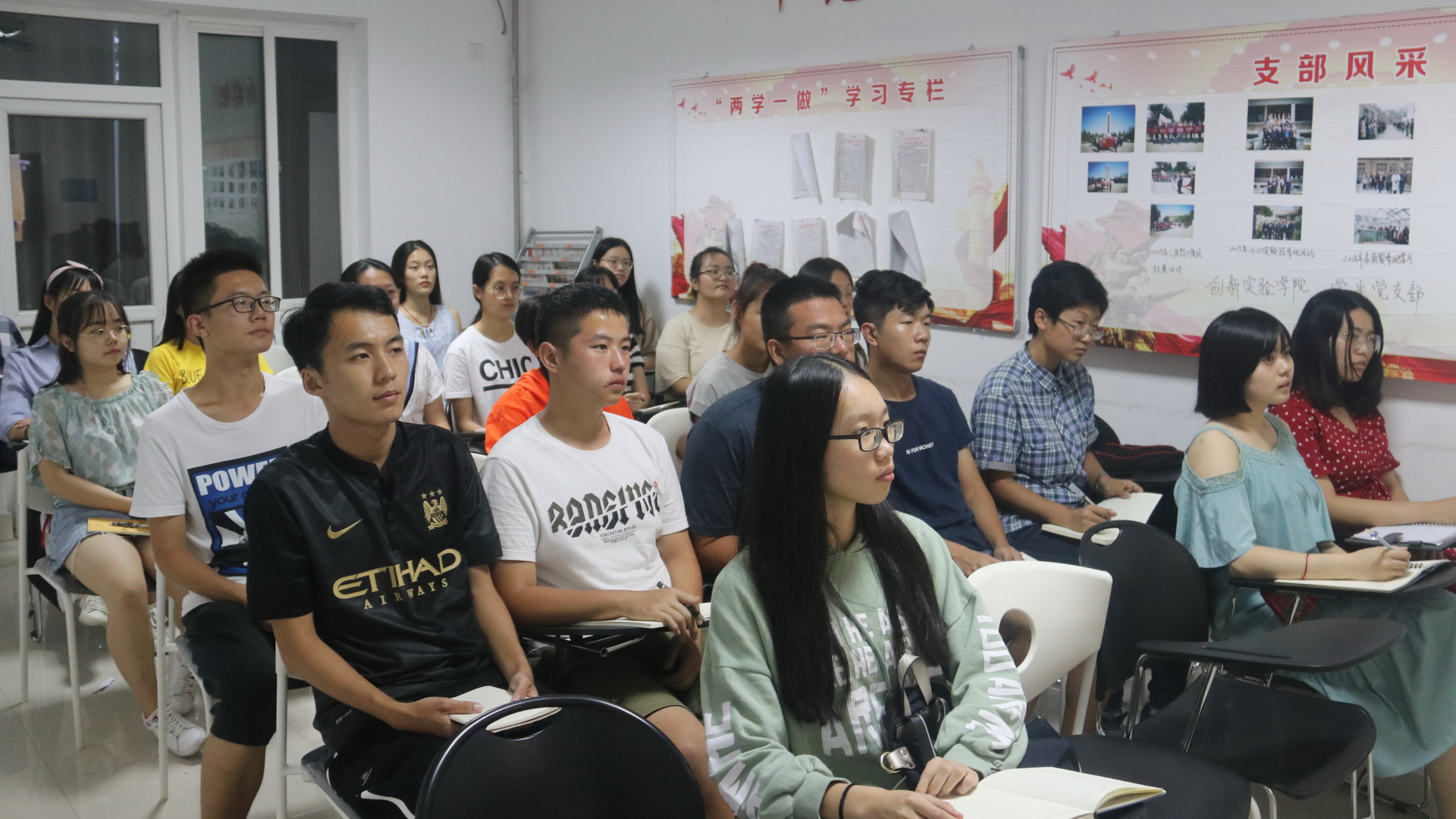 全体员工干部认真观看《新闻联播》