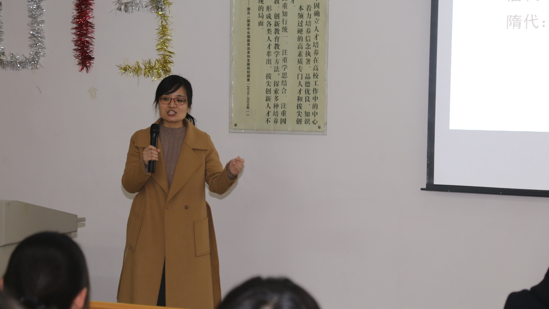 卫丽老师为公司同学带来题为“隋历史文化漫谈”的报告会