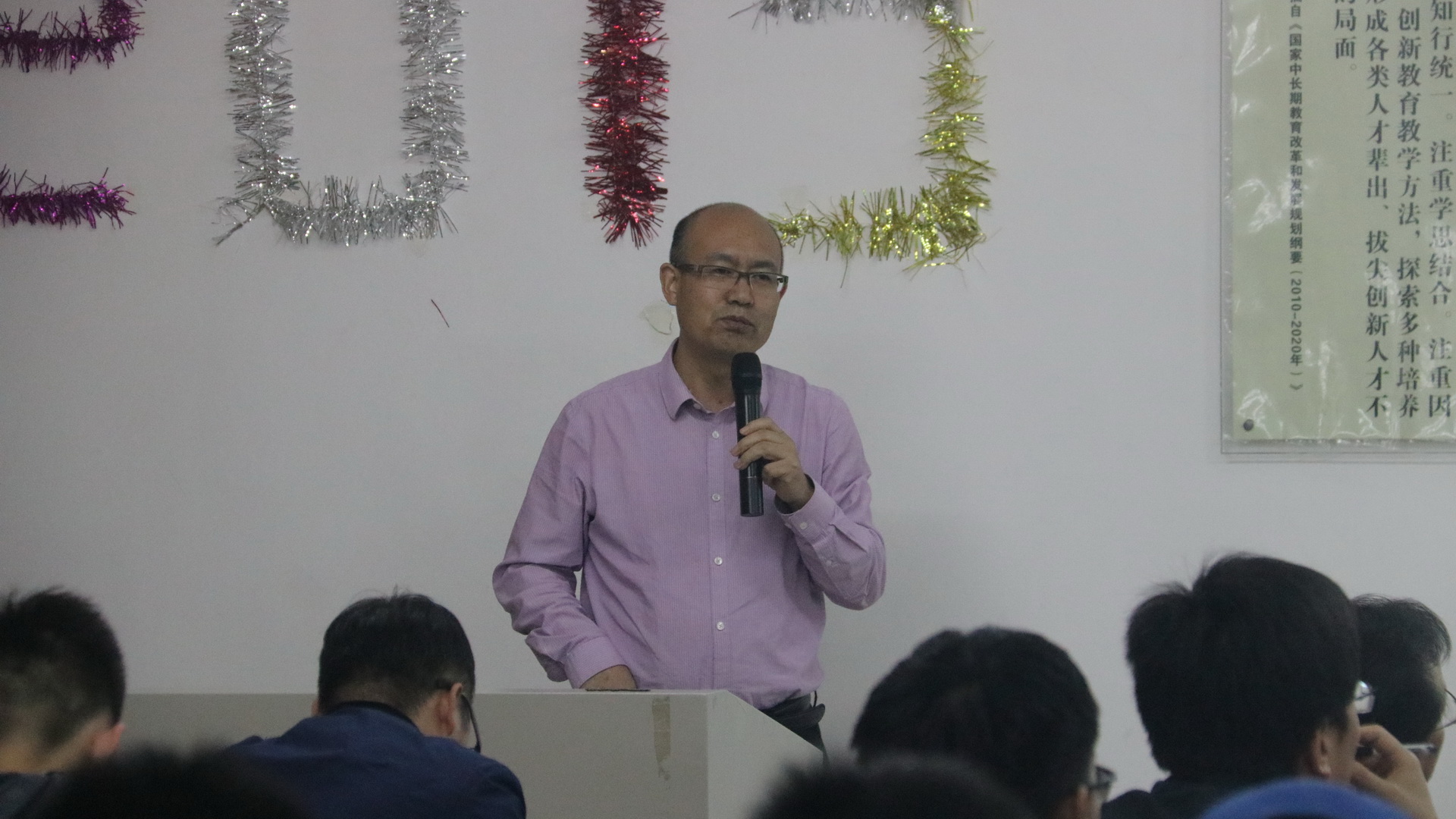 胡小平教授对公司基本情况进行介绍