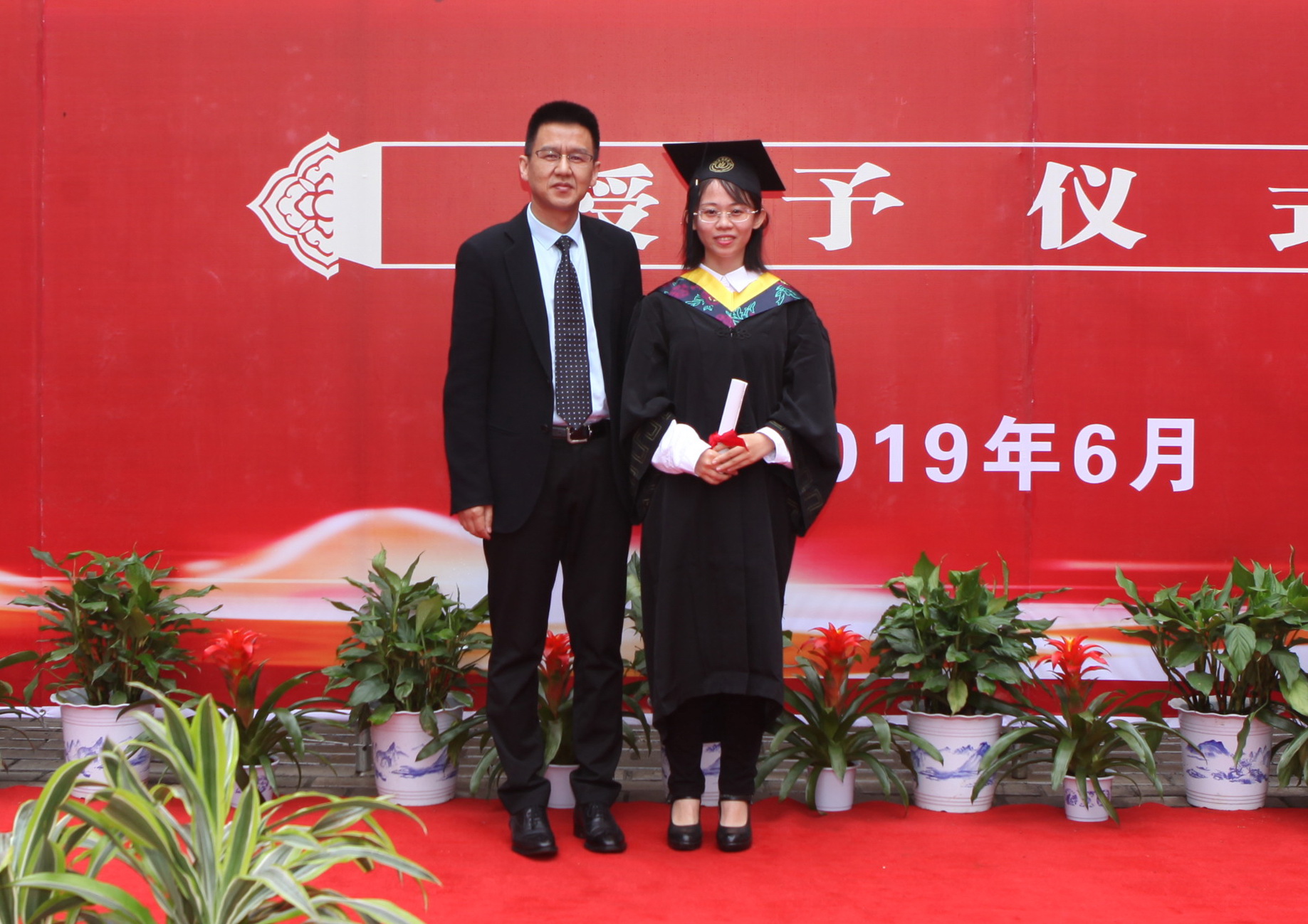 刘天军经理为毕业生颁发荣誉学业证书