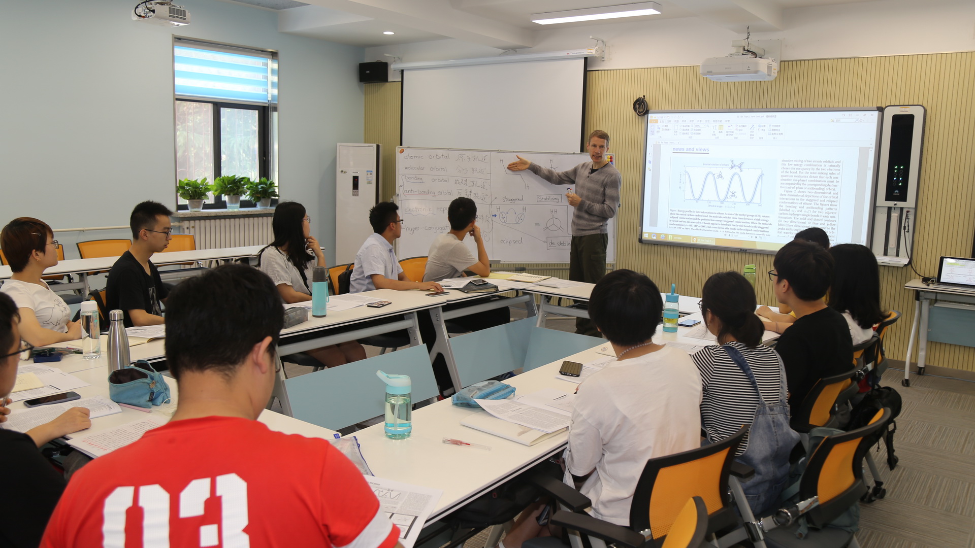 英国爱丁堡大学高级讲师Uwe Schneider在创新公司讲授有机化学课程